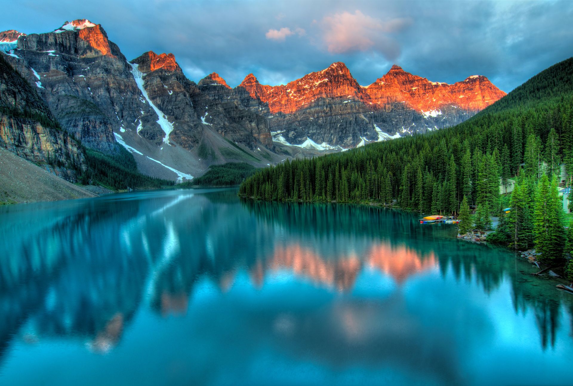 山林環抱的湖泊風景